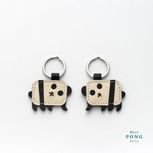 Laden Sie das Bild in den Galerie-Viewer, Ein Paar Mini-Panda-Leder-Schlüsselanhänger + Linolschnitt-Grußkarte