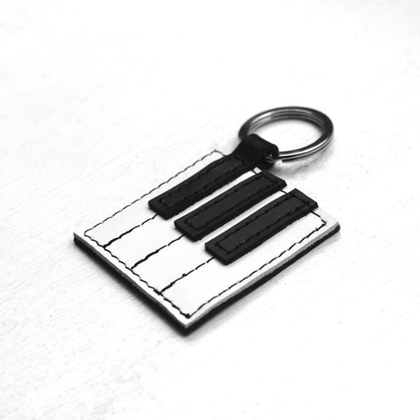 Der Klaviertastatur-Schlüsselanhänger FGAB + Linolschnitt-Grußkarte