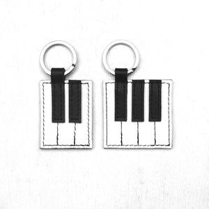 Die Klaviertastatur-Schlüsselhalter aus Leder + Linolschnitt-Grußkarte