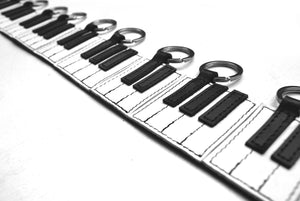 Die Klaviertastatur-Schlüsselhalter aus Leder + Linolschnitt-Grußkarte