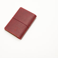 Laden Sie das Bild in den Galerie-Viewer, Leather Notebook Cover Red + 2-pack of the original Berlin Notebook gift set