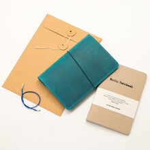 Laden Sie das Bild in den Galerie-Viewer, Leather Notebook Cover Petrol + 2-pack of the original Berlin Notebook gift set