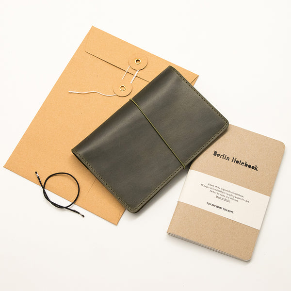 Leder-Notizbuchhülle Olivgrün + 2er-Pack des Original Berlin Notebook-Geschenksets