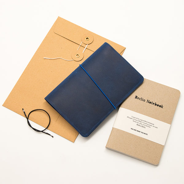 Leder-Notizbuchhülle Blau + 2er-Pack des Original Berlin Notebook-Geschenksets