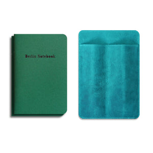 „Stift &amp; Notizbuch Lederhülle“ + 2er-Pack Berlin Notebook Green Edition Geschenkset